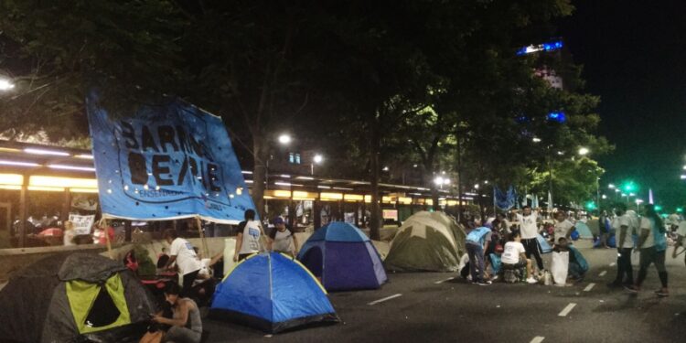 Organizaciones piqueteras de izquierda inician una protesta con acampe