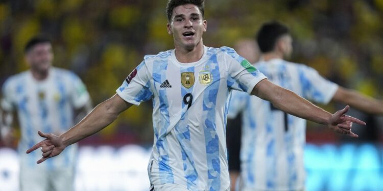 Argentina mantuvo el invicto histórico al empatar con Ecuador