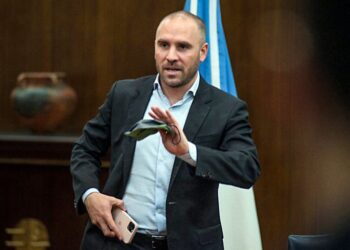 Guzmán inicia en Francia las negociaciones con el Club de París