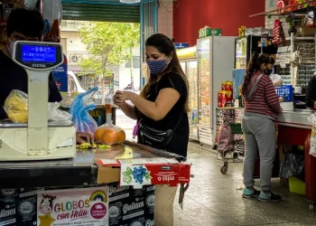 Inflación sin freno: la canasta alimentaria de abril superó los $45.000 y se ubicó por encima de la suba fijada para el salario mínimo