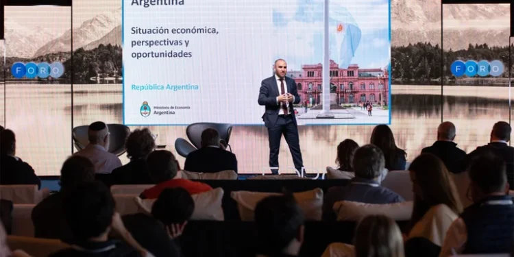 En medio de la dura interna del Gobierno, Guzmán se vuelve a presentar ante el círculo rojo