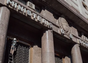 La deuda pública bajó en USD 2.018 millones en abril por la revaluación del dólar, sumó USD 374.260 millones