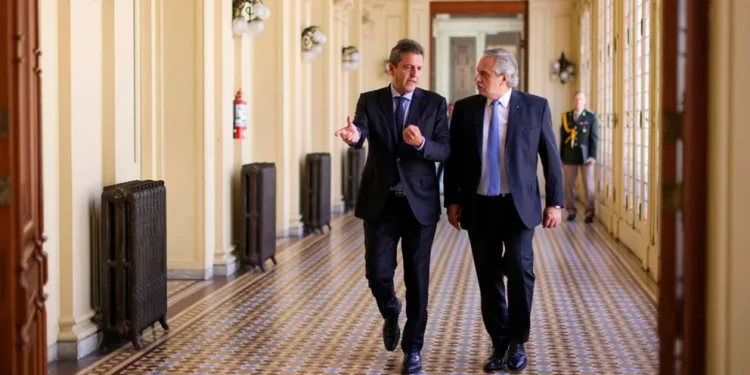 Sergio Massa le volvió a exigir a Martín Guzmán que suba el piso de Ganancias antes del pago del aguinaldo