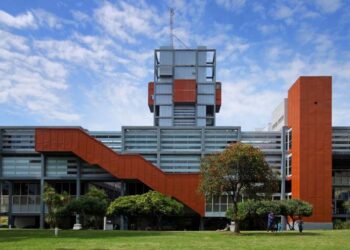 Enfermeros cortan Díaz Vélez y denuncian más de 65 despidos de trabajadores de la salud