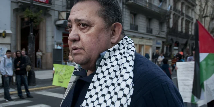 D’Elía desafió a Larroque y convocó a marchar en defensa de Cristina Kirchner: “Quedate vos en tu casa”