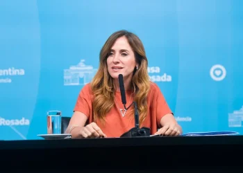 Integrantes de los movimientos sociales amenazan con renunciar a sus cargos en el Gobierno en medio de la tensión por los planes