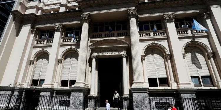 El año empieza con el dólar atrasado y hasta agosto el problema será la deuda en pesos