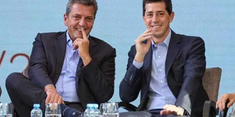 Sumido en la incertidumbre, el kirchnerismo especula con dos hipótesis: una candidatura de Massa o una PASO con De Pedro