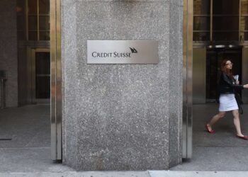 Las acciones de First Republic Bank se desploman en Wall Street horas después de un millonario rescate