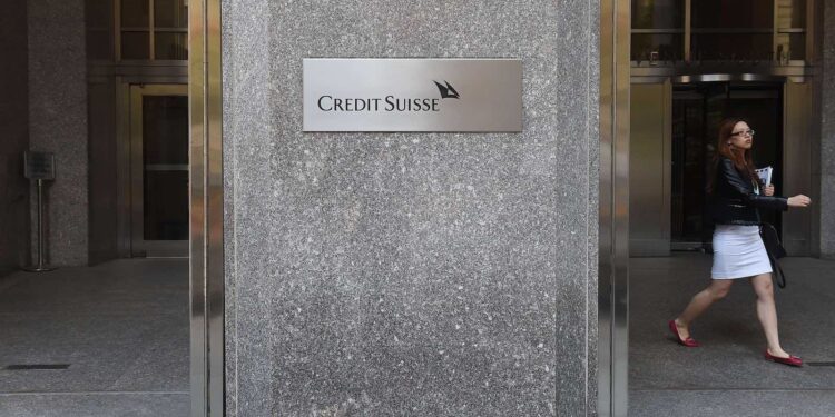 Las acciones de First Republic Bank se desploman en Wall Street horas después de un millonario rescate