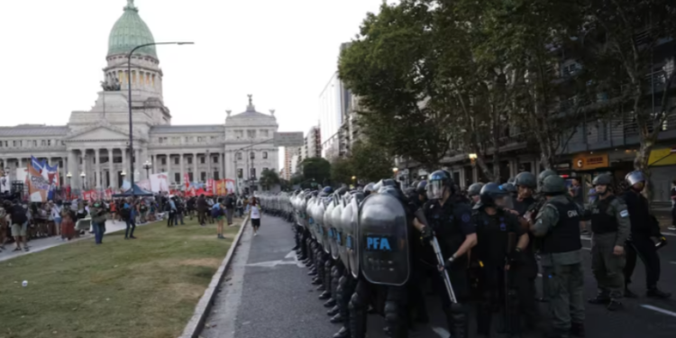 Protocolo antipiquetes: cómo se regulan las manifestaciones en otros países del mundo