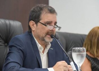 Allanaron la municipalidad de San Martín y le prohibieron la salida del país al intendente en una causa similar a la de “Chocolate” Rigau