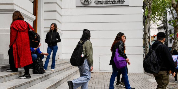 PRÉSTAMOS PARA ESTUDIANTES Y JÓVENES GRADUADOS