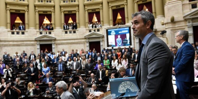 Cámara de Diputados:  A partir de 17 horas continua el debate para limitar los DNU, hay expectativas ante una inminente derrota