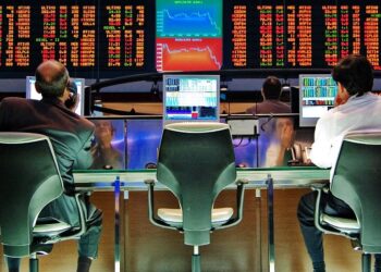 Mercados Hoy: El dólar blue registró una leve baja del 0,4% y cotiza a $1220 y el riesgo país se acerca a los 900 puntos