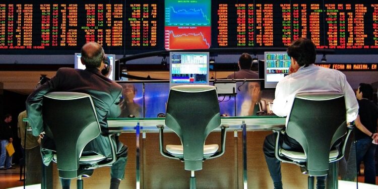 Mercados Hoy: El dólar blue registró una leve baja del 0,4% y cotiza a $1220 y el riesgo país se acerca a los 900 puntos