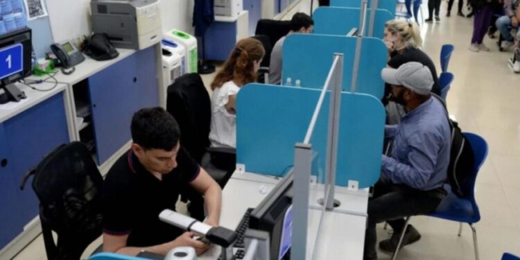El Gobierno anunció que tomará un examen de idoneidad a 40 mil empleados de la planta transitoria y contratados
