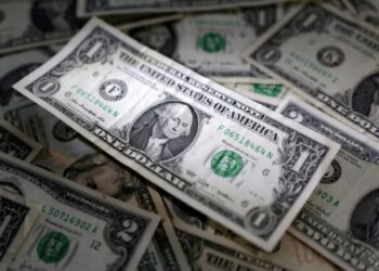 Blanqueo: en octubre se frenó la suba de los depósitos en dólares y salieron 580 millones de los bancos