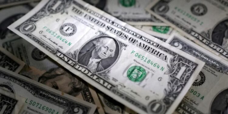 Blanqueo: en octubre se frenó la suba de los depósitos en dólares y salieron 580 millones de los bancos