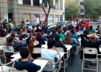 Conflicto Universitario: La medida de fuerza se trasladó a Plaza de Mayo donde dictan 109 clases públicas
