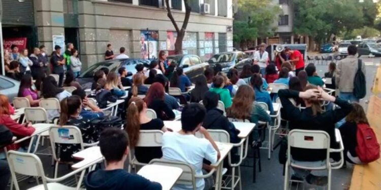Conflicto Universitario: La medida de fuerza se trasladó a Plaza de Mayo donde dictan 109 clases públicas