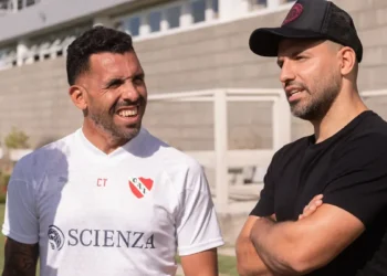 Tevez jugó la Copa Potrero para ayudar a sus amigos de Fuerte Apache y se hizo viral por una curiosa situación