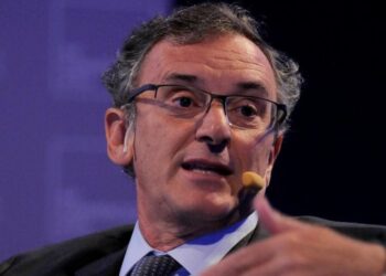 Según los bancos, hay tantos billetes de pesos que se podrían dar 43 vueltas a la Tierra