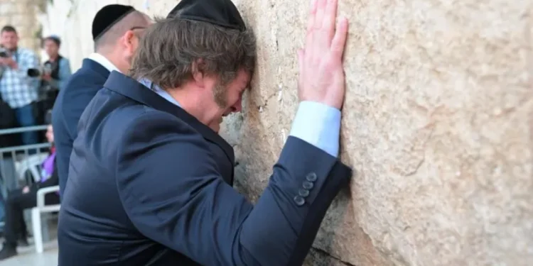 El particular mensaje de Torá que publicó Javier Milei para criticar a los “tibios”