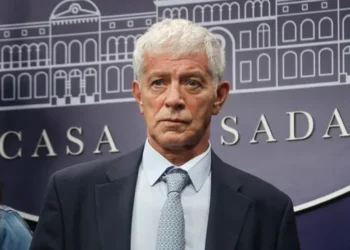 El Gobierno sostiene a Mariano Cúneo Libarona un mes más, pero con el boleto picado