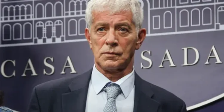 El Gobierno sostiene a Mariano Cúneo Libarona un mes más, pero con el boleto picado