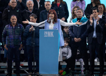Antes de asumir en el PJ, CFK volvió a Avellaneda para marcarle la cancha a un intendente cercano a Kicillof