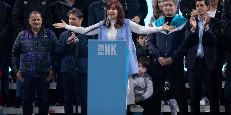 Antes de asumir en el PJ, CFK volvió a Avellaneda para marcarle la cancha a un intendente cercano a Kicillof