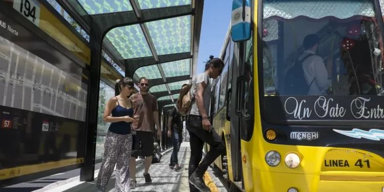 Las empresas de colectivos reclaman un aumento del boleto o más subsidios para pagar la paritaria a la UTA