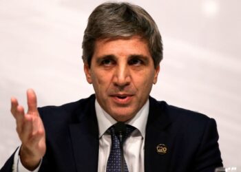 Luis Caputo, sobre las restricciones al dólar: “El año que viene en algún momento se va a salir del cepo”