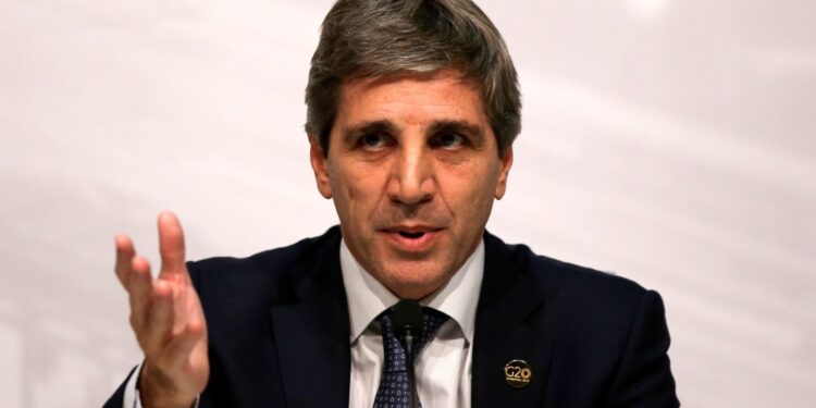 Luis Caputo, sobre las restricciones al dólar: “El año que viene en algún momento se va a salir del cepo”