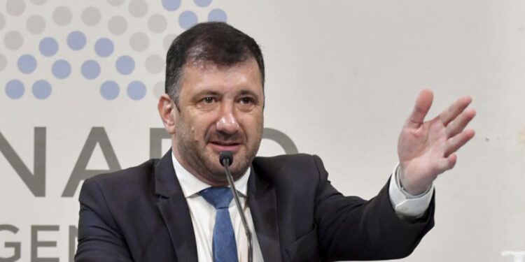 Quién es Edgardo Kueider, el senador demorado con u$s200.000 en la frontera con Paraguay