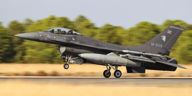 Cómo es el avión F-16 que compró la Fuerza Aérea
