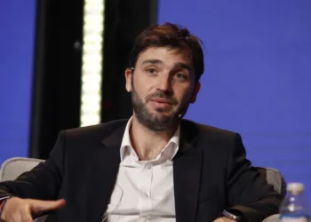 En medio del coqueteo entre el Gobierno y dirigentes del PRO, Luis Caputo recibió a Ignacio Torres