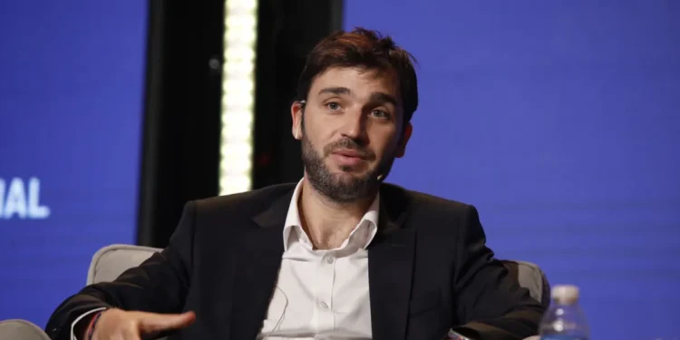 En medio del coqueteo entre el Gobierno y dirigentes del PRO, Luis Caputo recibió a Ignacio Torres