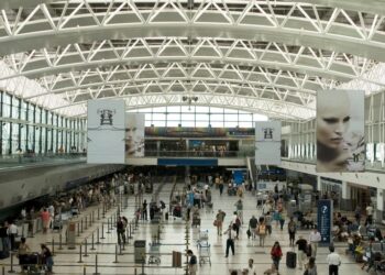 Para el turismo sí hay plata, la gestión libertaria prorrogó un impuesto que encarece pasajes