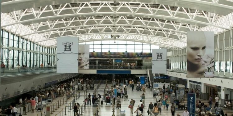 Para el turismo sí hay plata, la gestión libertaria prorrogó un impuesto que encarece pasajes