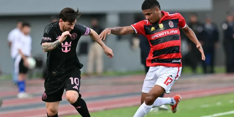 A Messi le entraron fuerte, hubo roja y se picó el amistoso entre Inter Miami y Sporting San Miguelito