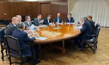 Cumbre del Gobierno con automotrices para analizar la baja de impuestos