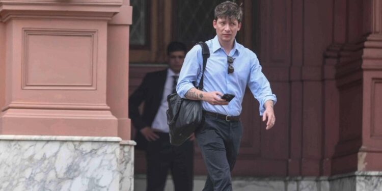 Javier Milei retó a Santiago Caputo por interrumpir la entrevista sobre $LIBRA