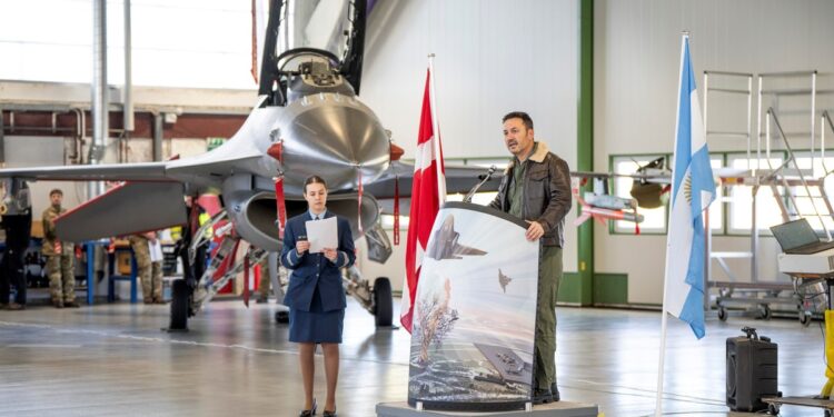 En el acto de presentación del F-16, Luis Petri fustigó al kirchnerismo