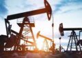 El petróleo se derrumba más de 4% y toca mínimos de 2021