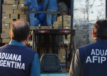 Aduana: ARCA establece cambios clave para el ingreso y salida de dinero en efectivo de los viajeros