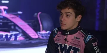 Franco Colapinto visita el box de Alpine durante las pruebas libres en Australia