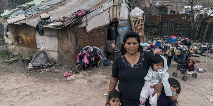 Fin de 2024: leve baja en desigualdad y pobreza