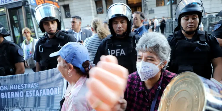 CGT y jubilados en el Congreso: fuerte presencia policial